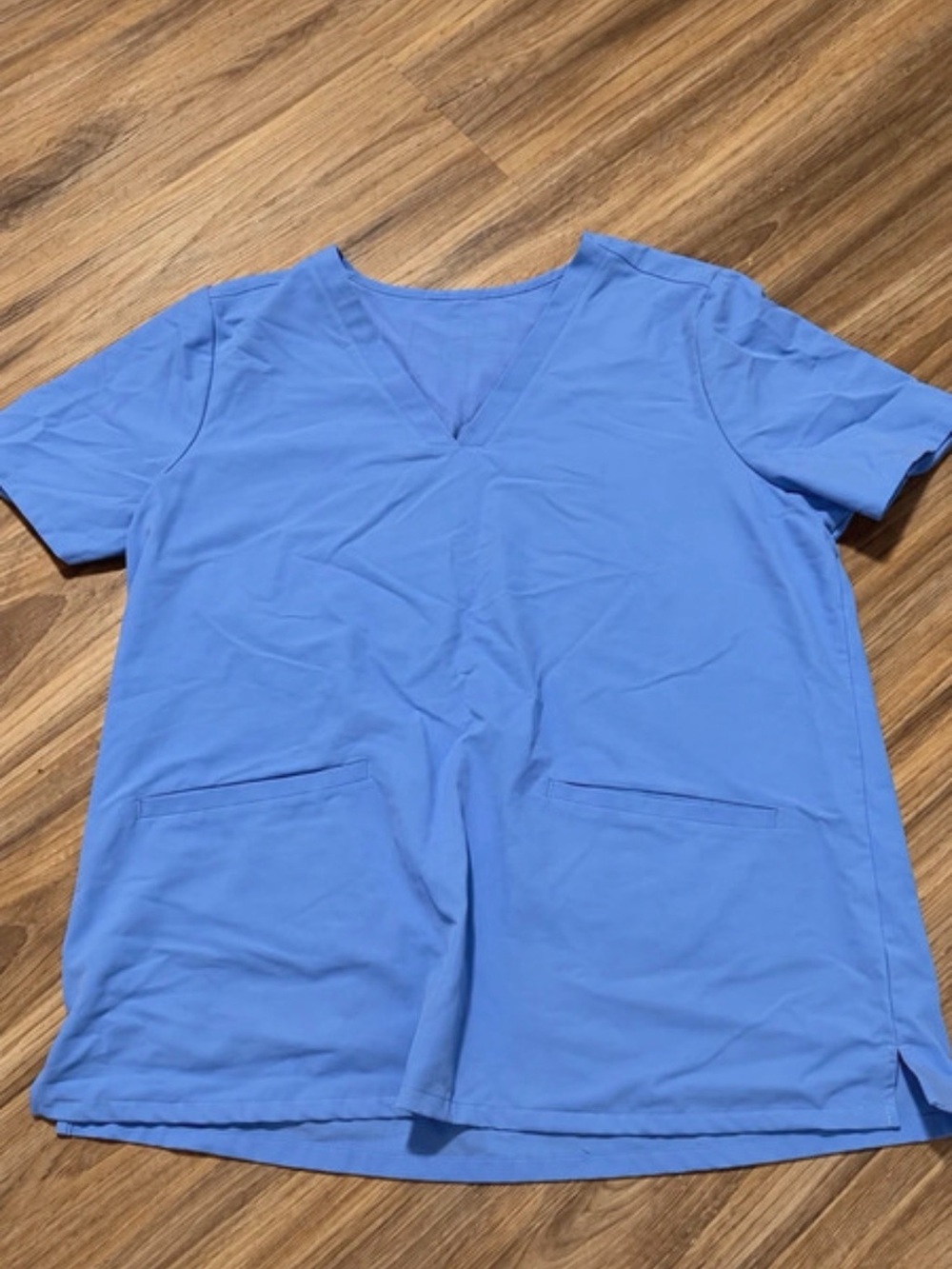 Figs Women's Periwinkle V-Neck Scrub Top with Pockets